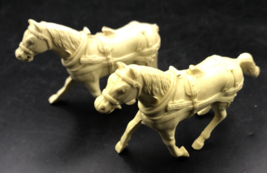 2 VTG Marx White Wagon Horses 54mm Wild West Fort Apache Playset Plastic - $12.19