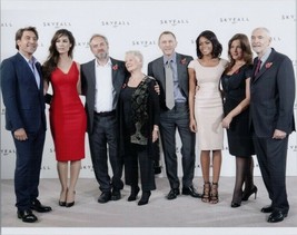 Skyfall Daniel Craig and cast pose with director 8x10 press photo - £7.42 GBP