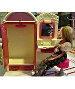 Doll House Closet with dressing Table and Chair &amp; One Doll - $559.21 MXN