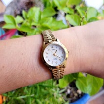 Vintage Timex Indiglo Classic Womens Womans Gold Round Analog Stretch Watch - $44.99