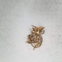 Vintage Brooch Gold Tone Flower Leaves Clear Crystal Stones C Clasp - £6.22 GBP