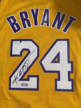 KOBE BRYANT PSA/DNA Signed AUTOGRAPHED Mitchell &amp; Ness Los Angeles Laker... - $51,962.50 MXN