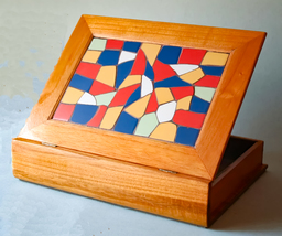 Caja de madera decorada con mosaico estilo trencadís (Gaudí. Barcelona). - $175.00