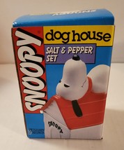 Vintage Peanuts Snoopy Doghouse salt &amp; pepper shaker set Benjamin &amp; Medwin NIB - £21.57 GBP
