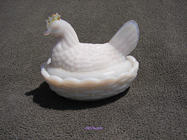 Lightly Sun Purpled Vallerysthal 3&quot; Hen on Nest Cov&#39;d Dish Opaque Lavender HON - £15.94 GBP