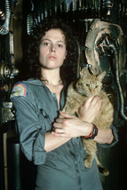 Alien Sigourney Weaver 24X36 Color Poster Print With Cat - £24.04 GBP