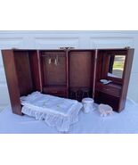 VTG American Girl Wood Doll Carry Case Wardrobe Trunk w/BED,Comforter &amp; ... - $222.74