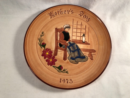 Vintage 1973 Glenview Pottery Mother&#39;s Day Plate Sewing Amish Mom  USA - £15.71 GBP