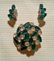 Vintage Juliana D&amp;E Clear Rhinestones and Green Cabochon Brooch Pin and Earrings - £405.97 GBP