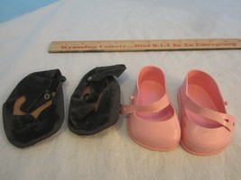 Vintage 2 PAIR TODDLER  Baby DOLL Shoes  doll parts PINK PLASTIC/BLACK V... - £8.61 GBP