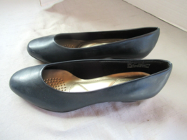 Soft Style Hush Puppies pump low kitten heel Size 7W black closed toe - $18.57