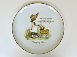 Hollie Hobby Mothers Day (1974) Plate Genuine Porcelain Gold Trim 10+ Inches - £25.38 GBP