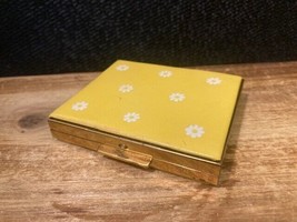 Vintage Daisy Pattern Makeup / Mirror Compact Made in USA - £13.98 GBP