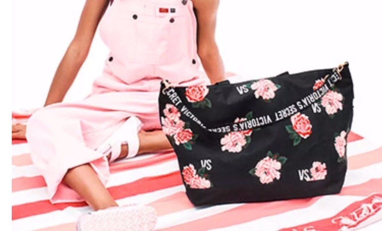 Victoria's Secret Striped Coral Logo Beach Summer Blanket Limited Ed 2018 New - $19.79