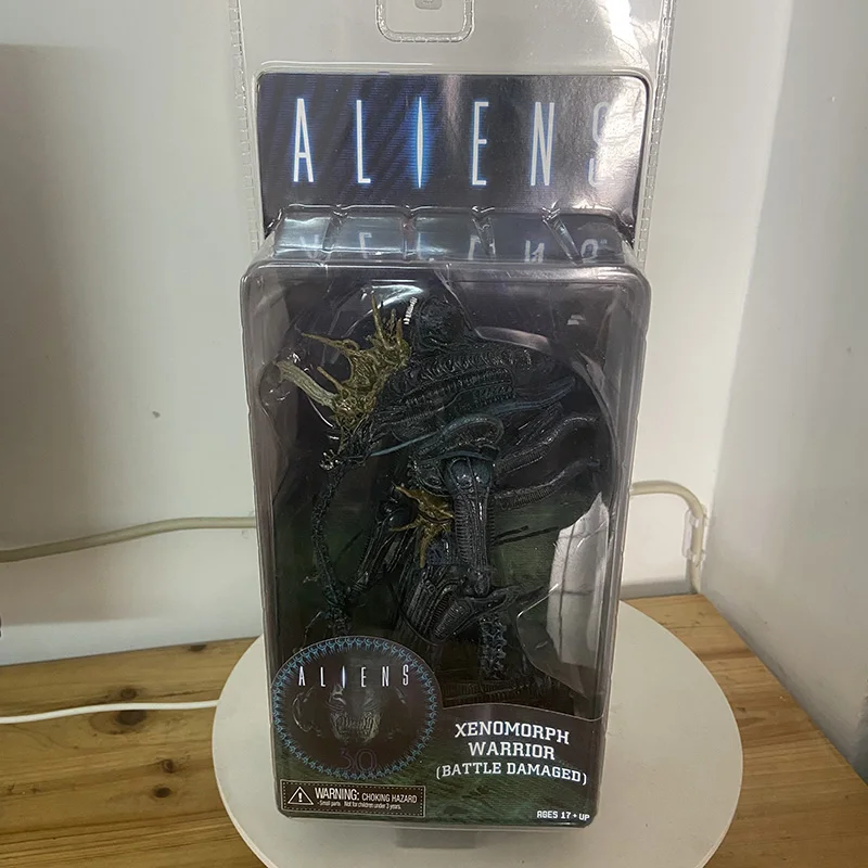 NECA Aliens Xenomorph Warrior Action Figure Battle Damaged Version ...