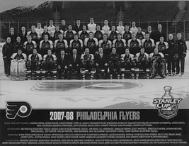 2007-08 PHILADELPHIA FLYERS 8X10 PHOTO HOCKEY NHL PICTURE B/W - $4.94