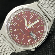 VINTAGE SEIKO 5 AUTOMATIC 7009A JAPAN MENS DAY/DATE RED WATCH 621b-a413510 - $38.00