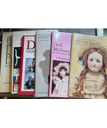 Lotto Di 6 Dolls Bambola Making Case Libri Cappelli Sitton Seeley - $53.11