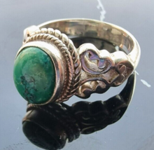 VINTAGE SOUTHWESTERN DESIGN  9.5 x 8 mm. oval TURQUOISE RING SIZE 5.75 - $631.68 MXN