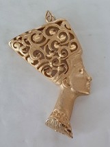 Egyptian Queen Nefertiti Head Pendant Trifari Style Brushed Gold Vintage 1970&#39;s - £19.73 GBP