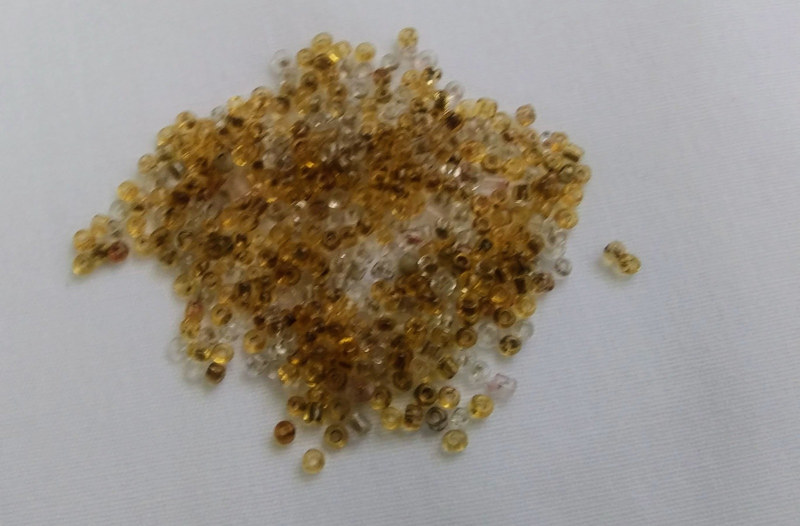 Package of 500 Craft Sewing Jewelry Sparkly Gold Glass Seed Beads Free S... - $4.25