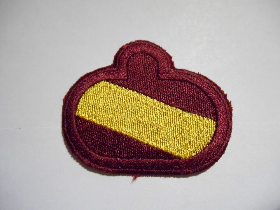 US Army 4th Medical Bn 4th Infantry Div. Humped Airborne Para Oval - $7.43