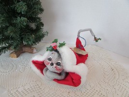 ANNALEE DOLL 1994 CHRISTMAS MOUSE HIDING IN SANTA&#39;S HAT W/TAG 8&quot;W - $269.81 MXN