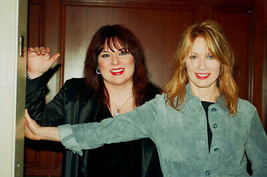 Heart 1980&#39;s rock stars Nancy and Ann Wilson smiling pose 11x14 photo - £13.58 GBP