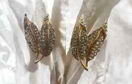 Vintage Floral Leaf Rhinestone Earrings Gold Tone Metal Crystal Clip On - $298.75 MXN