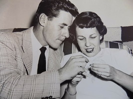 1950&#39;s PHOTO COUPLE ON SOFA 8X10 VINTAGE PHOTO MAN &amp; WOMAN ON COUCH Blk&amp;Wht - €5,52 EUR