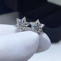 2Ct Rund Künstlicher Diamant Blume Ohrstecker 14K Weiß Vergoldet Silber - £196.26 GBP