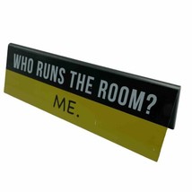 Who Runs the Room? Me. Teacher Desk Sign Nameplate Gift Plastic Black Ye... - $2.97