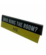 Who Runs the Room? Me. Teacher Desk Sign Nameplate Gift Plastic Black Ye... - $56.12 MXN