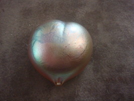 Isle of Wight paperweight heart shaped, iridescent,  Hand Blown 2&quot; diam[2-PW] - £59.35 GBP