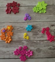 Bag of 31 Plastic Buttons ~ Multicolored ~ Various Sizes ~ Decorative Bu... - $366.88 MXN