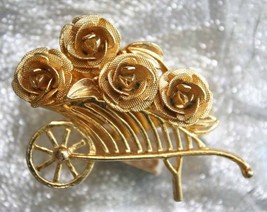Elegant Roses in Wheelbarrow Gold-tone Scarf Clip 1960s vintage - £9.83 GBP