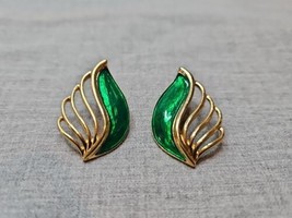 Vintage Green Wing Design Gold Tone Earrings, 1.5&#39;&#39; - £7.52 GBP
