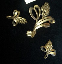 Vintage Goldtone Floral Sheaf Brooch Pin w/Matching Clip on Earrings-Lot 4 - £11.99 GBP