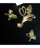 Vintage Goldtone Floral Sheaf Brooch Pin w/Matching Clip on Earrings-Lot 4 - $283.44 MXN