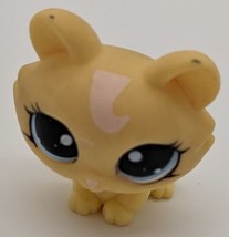 Littlest Petshop LPS #1090 Yellow Crouching Cat Blue Eyes Pink Bangs Toy Figure - £18.83 GBP
