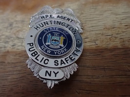 H.P.E. AGEANT HUNTINGTON NEW YORK PUBLIC SAFTEY HALL MARKED BADGE BX 33 - $1,522.72 MXN