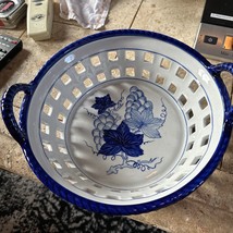 Williams-Sonoma Grande Cuisine Blue &amp; White Ceramic Basket Bowl Grapes Leaves - £25.66 GBP