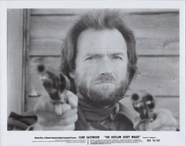 Clint Eastwood The Outlaw Josey Wales original 1976 8x10 photo points guns - £27.94 GBP