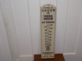 Vintage Chas A Gager Jr. Funeral Director and Embalmer Wooden Thermometer. - $5,536.06 MXN