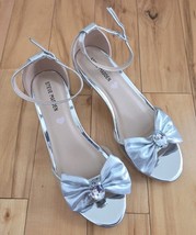 Steve Madden Girls Clair Ankle Strap Sandal Silver Patent Bow 2&quot; Heel Sz... - €25,67 EUR