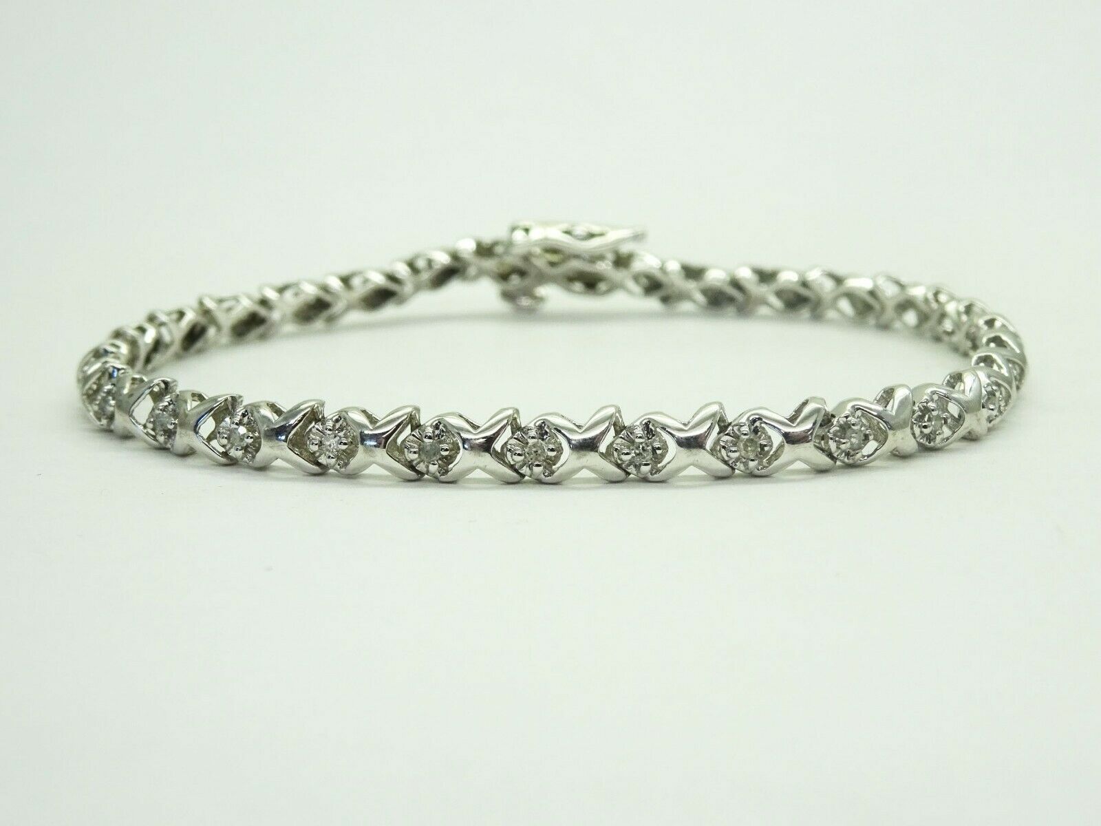 Helzberg 0.50ct tw Earth Mined Diamond X Kiss Tennis Bracelet 10k White Gold - $770.00