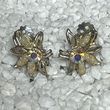 Vintage Gold-Tone Clear Rhinestone Flower-Shaped Cliip-On Earrings - $276.80 MXN