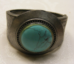Vintage Cuff Hinge Bracelet Silver Tone Turquoise Type Center Stone 15-N - $808.47 MXN