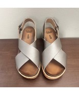 Clarks Collection Light Gray Straps Soft Cushion Wedge Sandal Sz 6 - $624.93 MXN