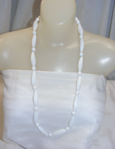 Vintage 30&quot; Necklace White Swirl Oblong Beads 18-a - $553.18 MXN